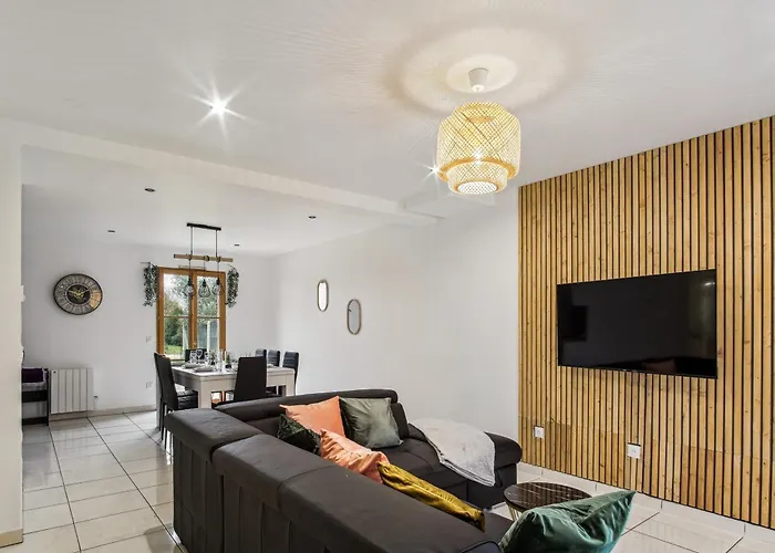 Chic Friendly And Spacious House